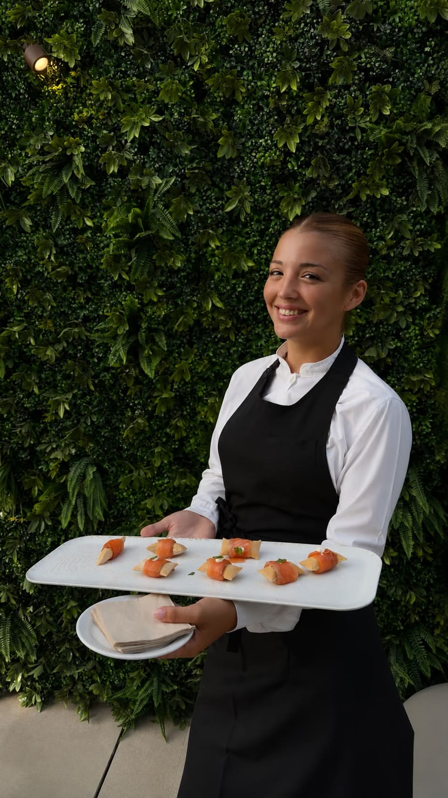 Camarera de Grupo Picolín sirviendo canapés en un evento