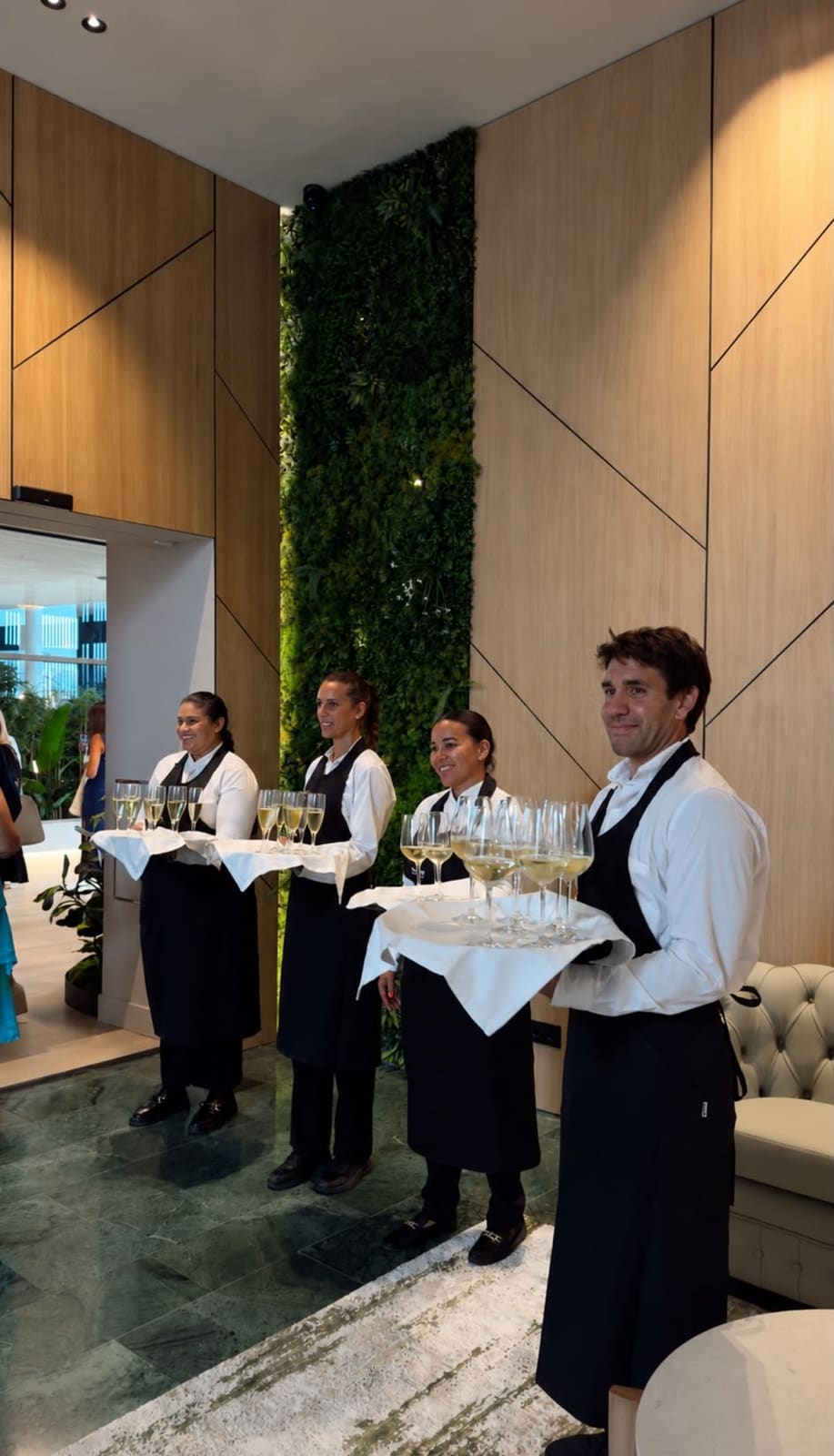 Equipo de camareros de Grupo Picolín durante un evento corporativo