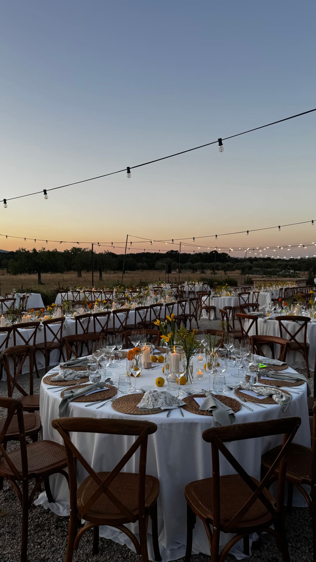 Banquete de boda al atardecer organizado por Grupo Picolín