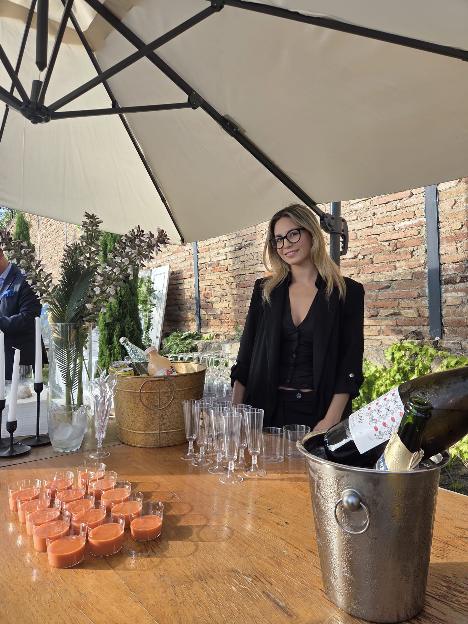 Equipo de azafatas y azafatos de eventos antes de empezar un servicio