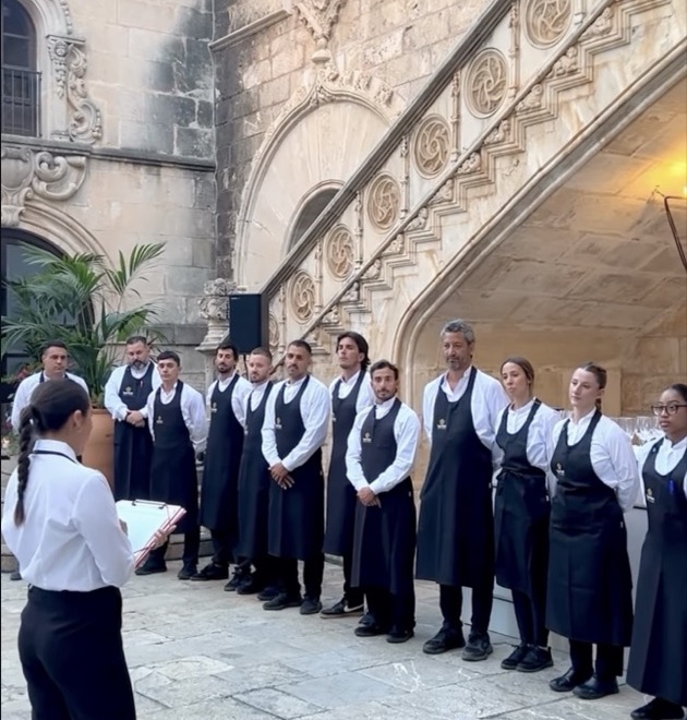 Equipo de camareros por horas antes de comenzar un servicio de evento