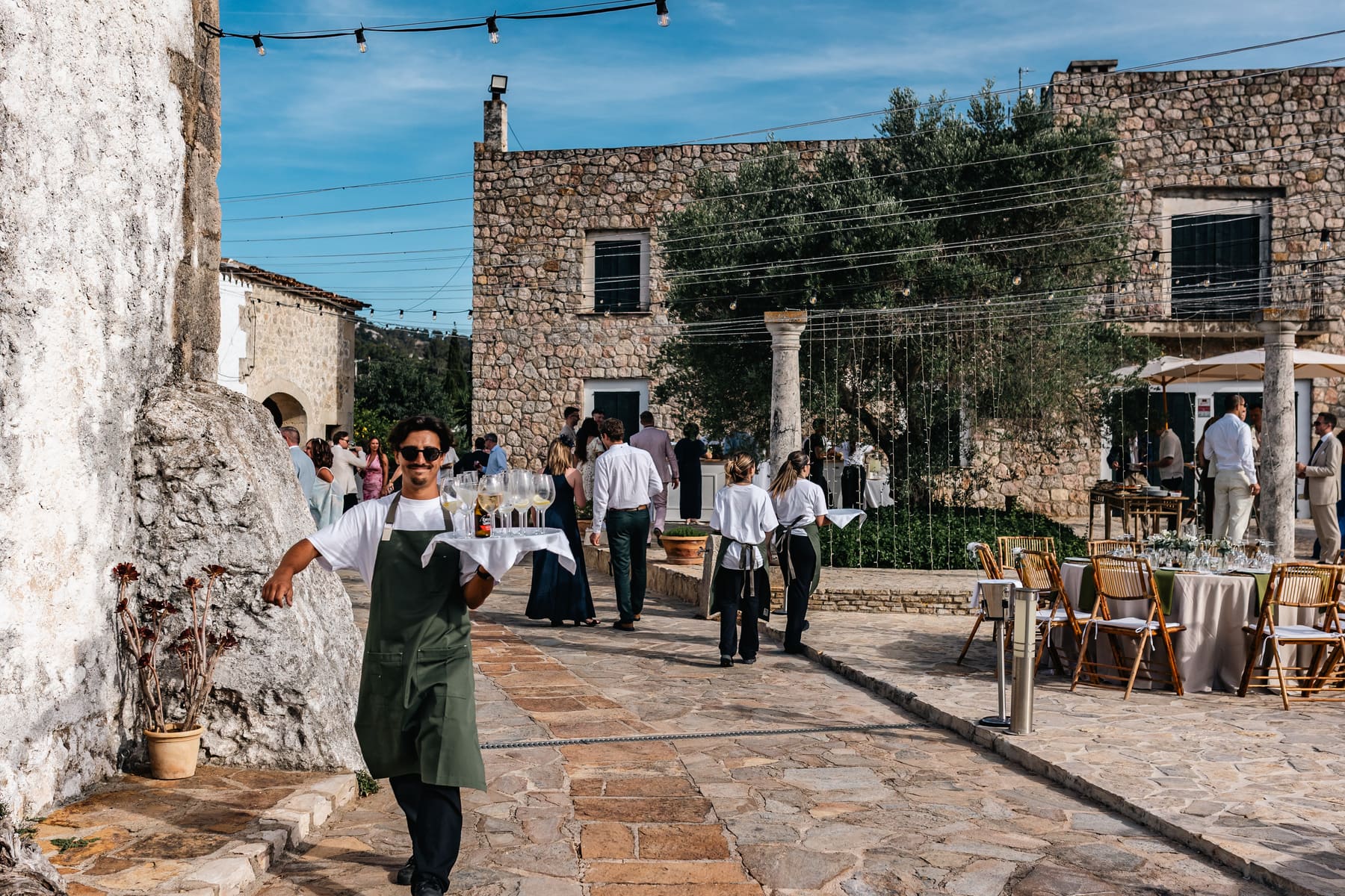Cóctel en una finca con servicio de Grupo Picolín