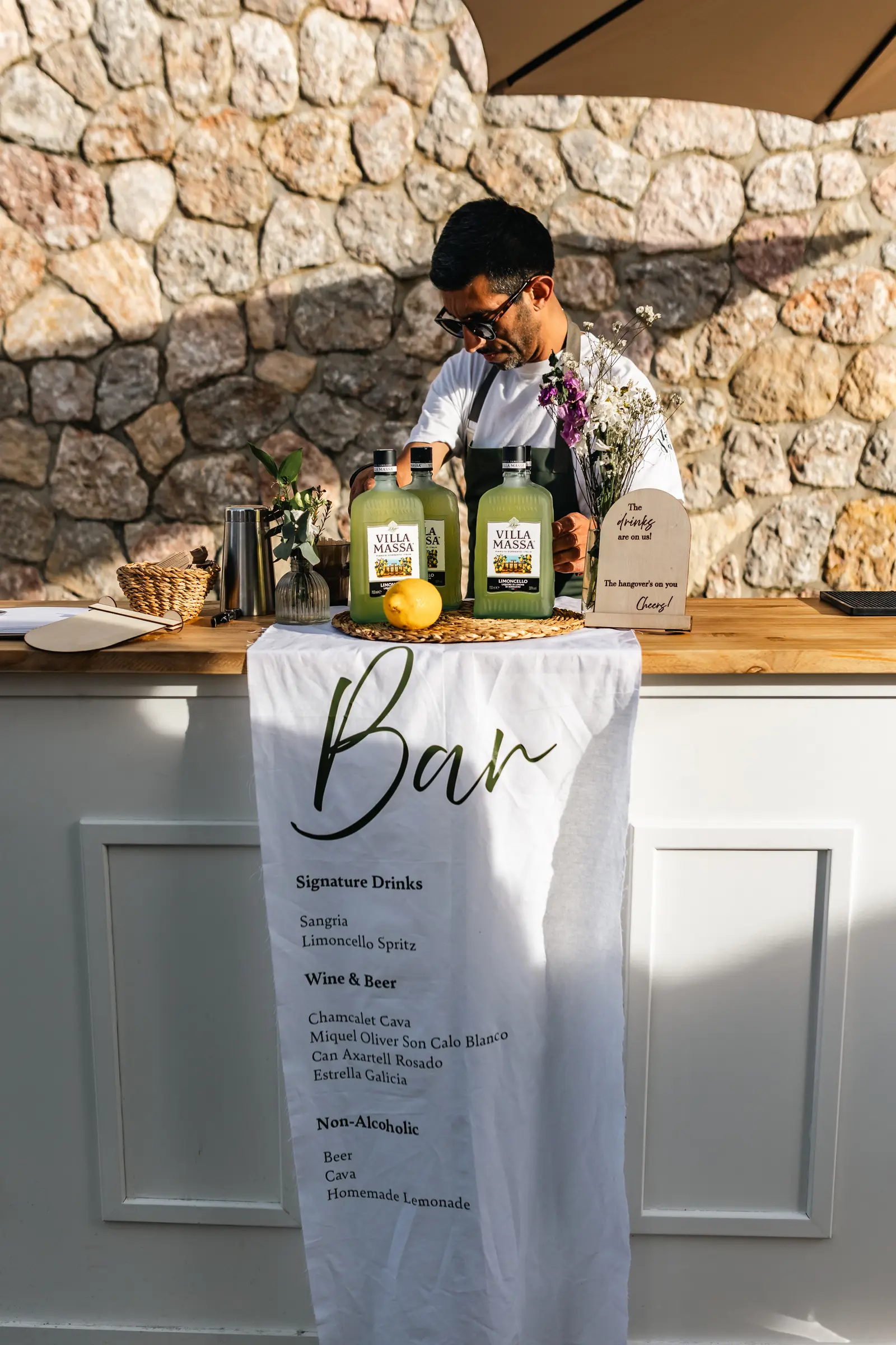 Barra de bebidas en una boda en finca