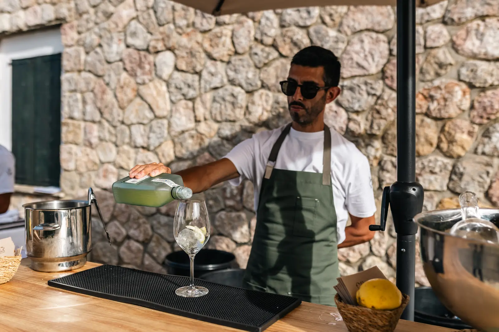 Bartender sirviendo una copa en la barra