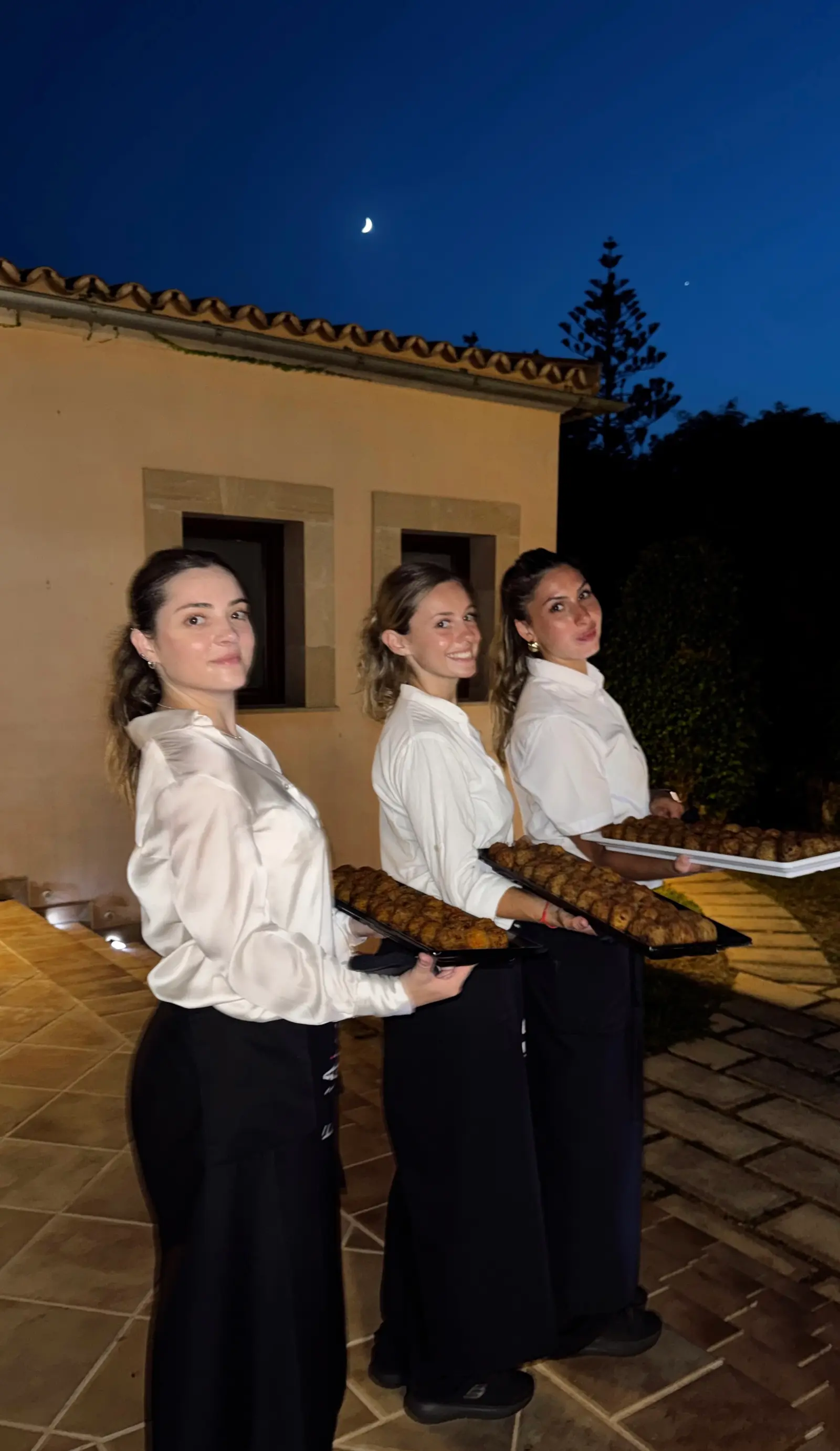 Camareras con bandejas en un evento de empresa