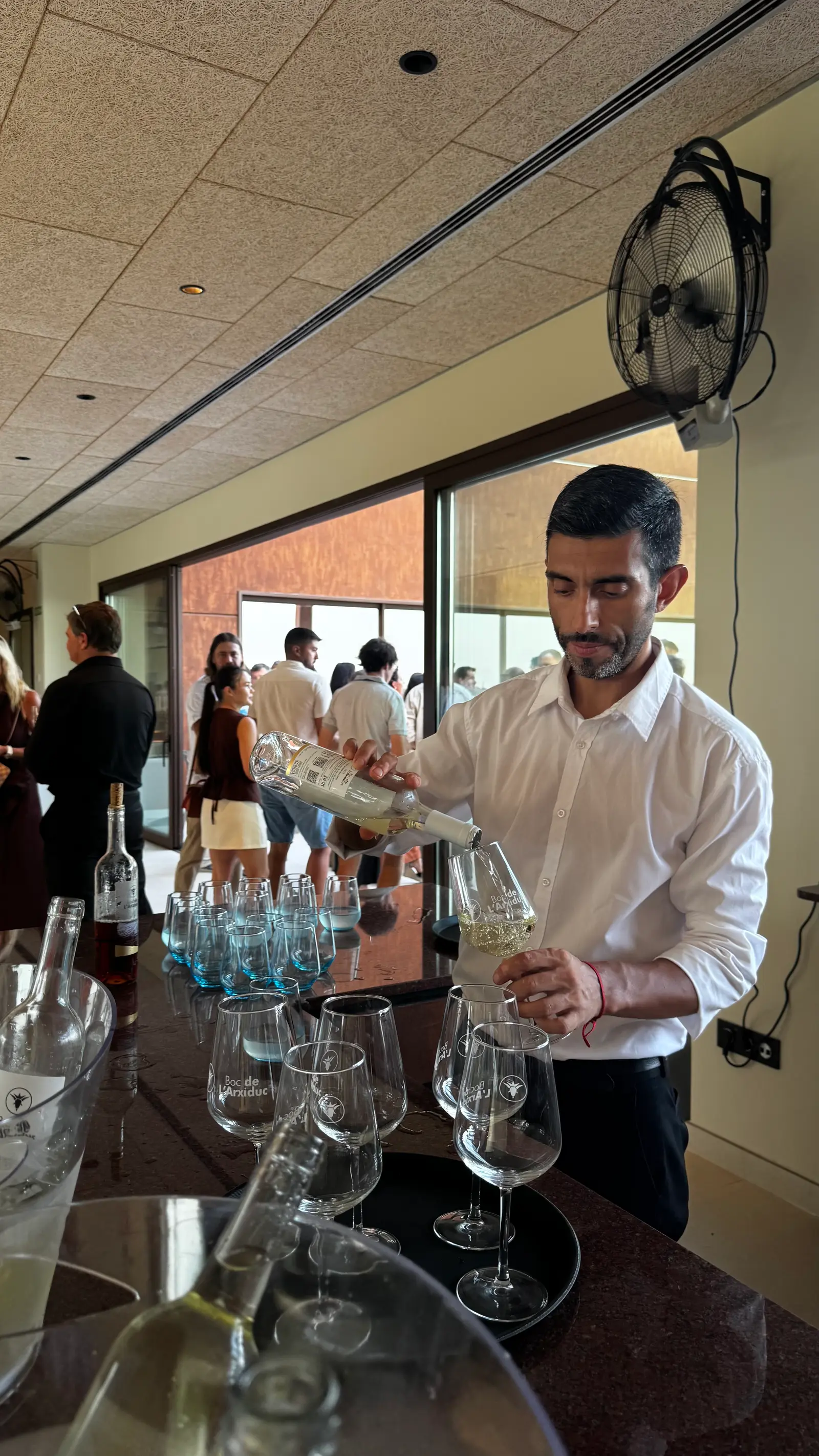 Camarero sirviendo vino en un evento de empresa