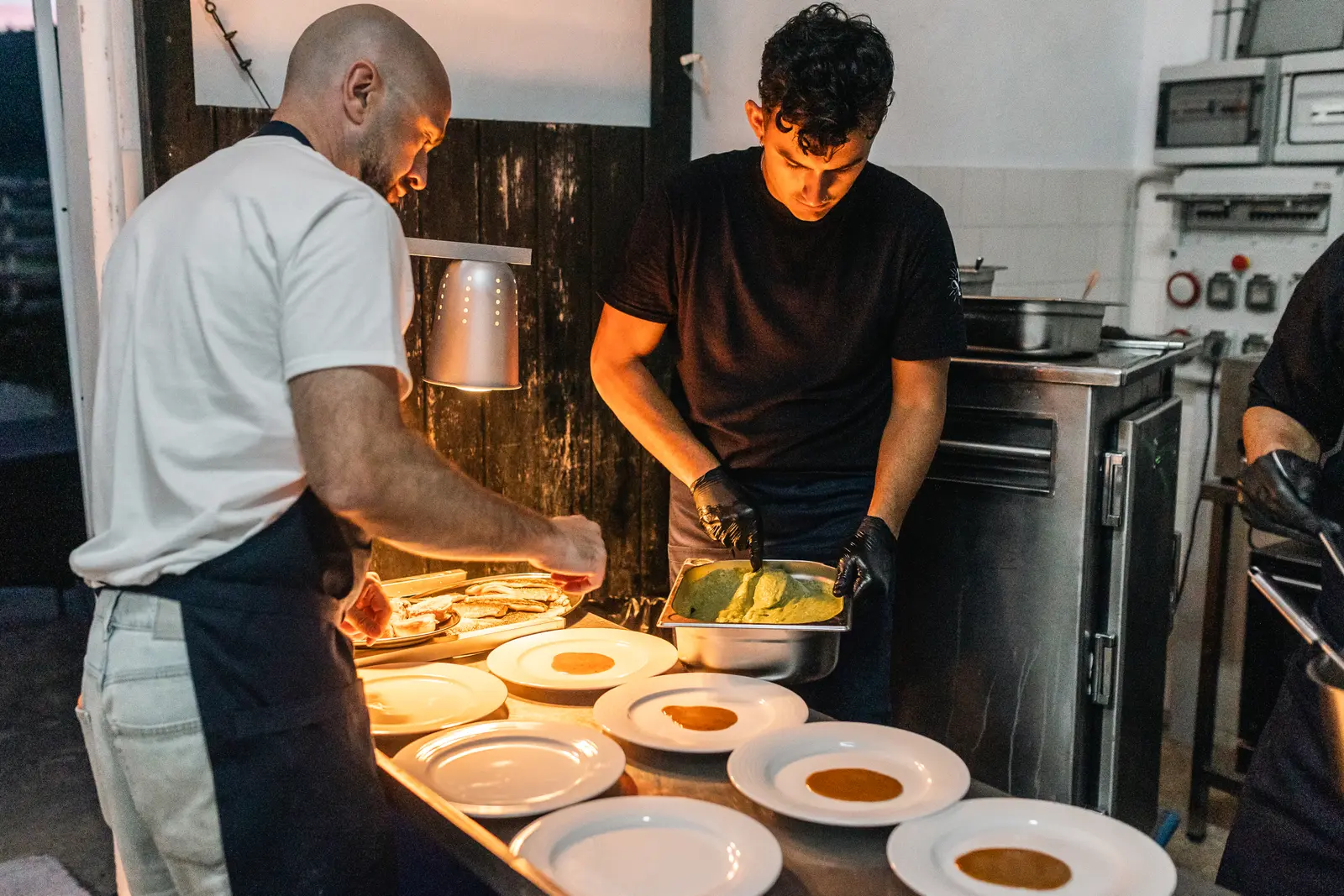 Personal de cocina emplatando en un evento