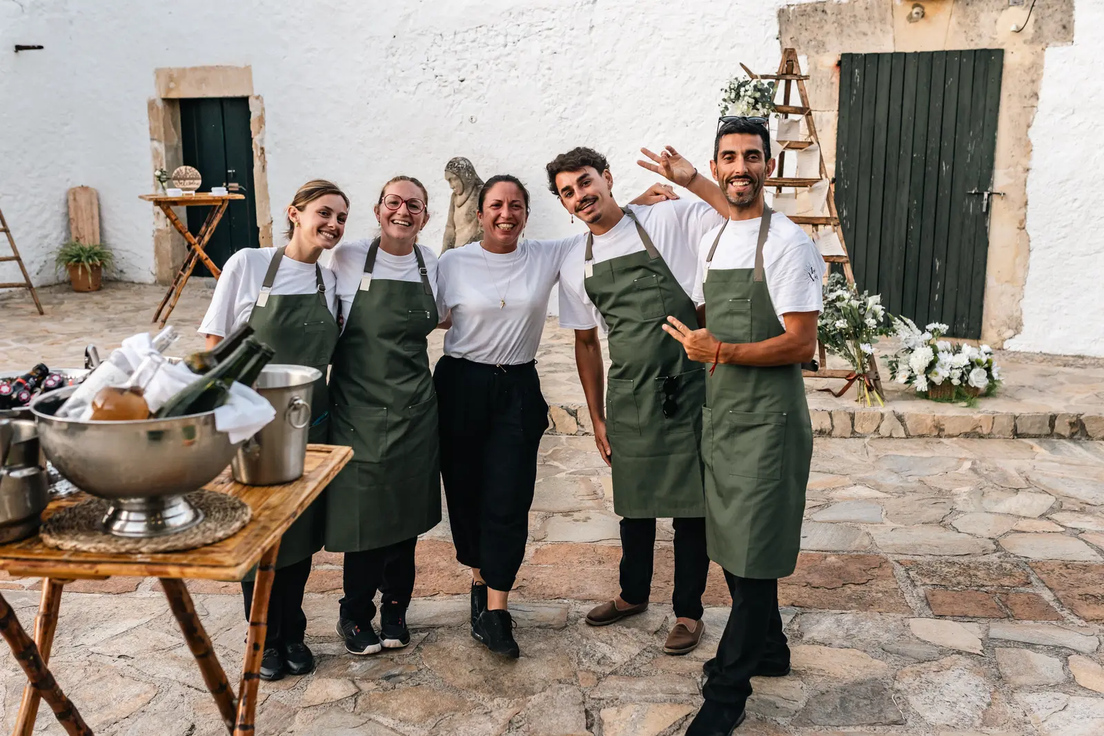 Equipo de camareros de Grupo Picolín sonriendo antes de un evento en Mallorca