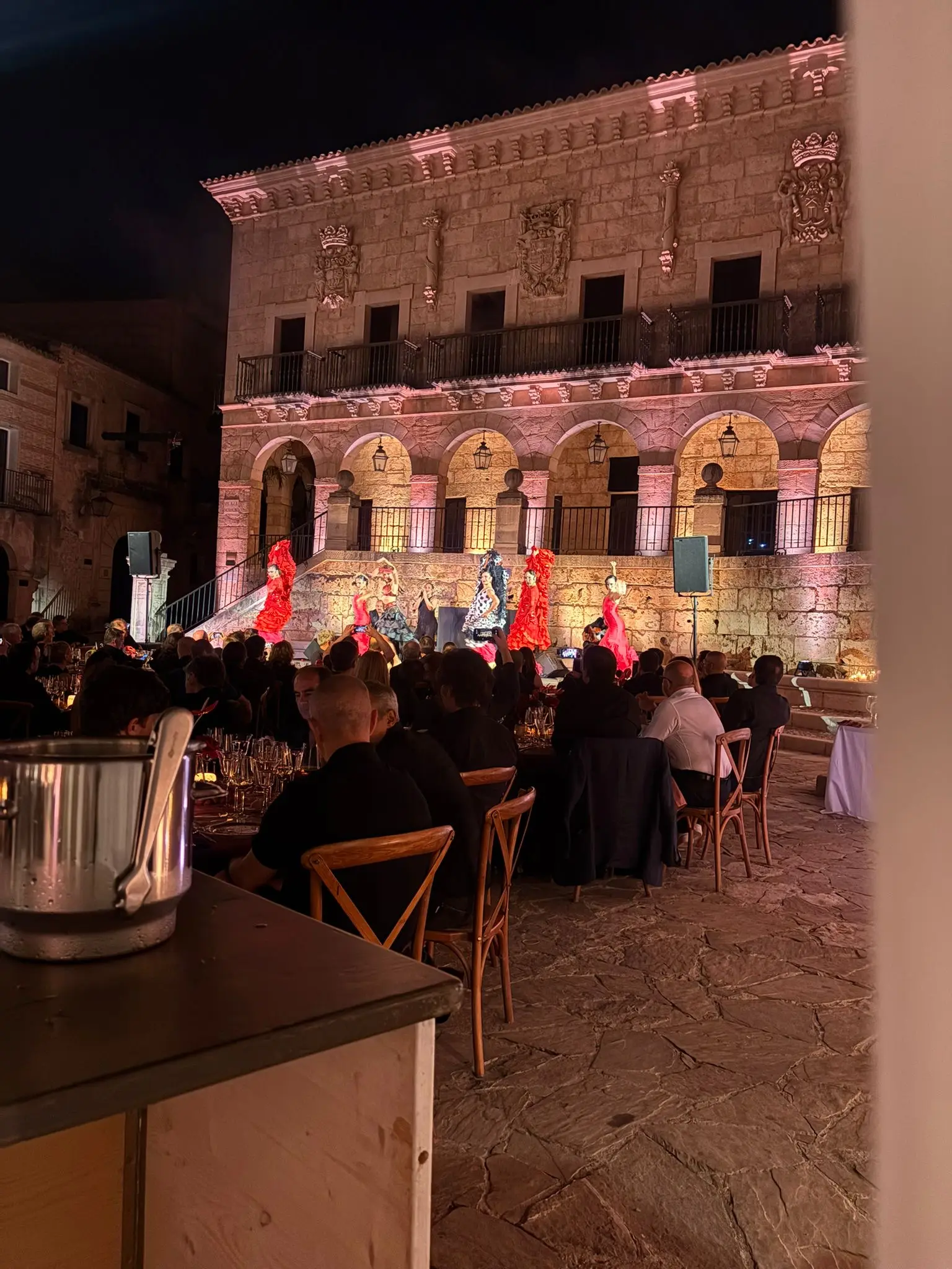 Evento corporativo de noche en un palacio iluminado