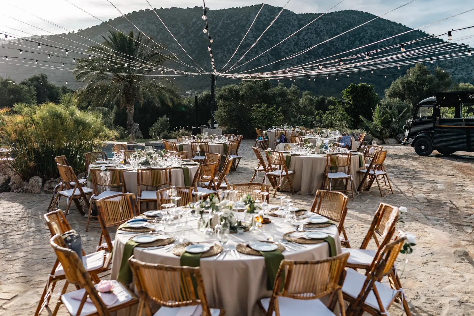 Mesas montadas para un banquete al aire libre en Mallorca