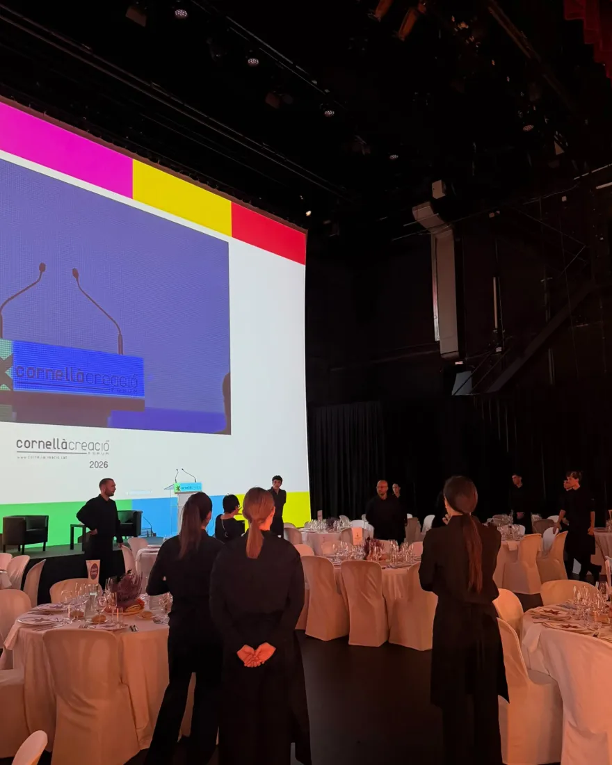 Equipo de Grupo Picolín preparado en la sala antes de un evento de empresa en un auditorio
