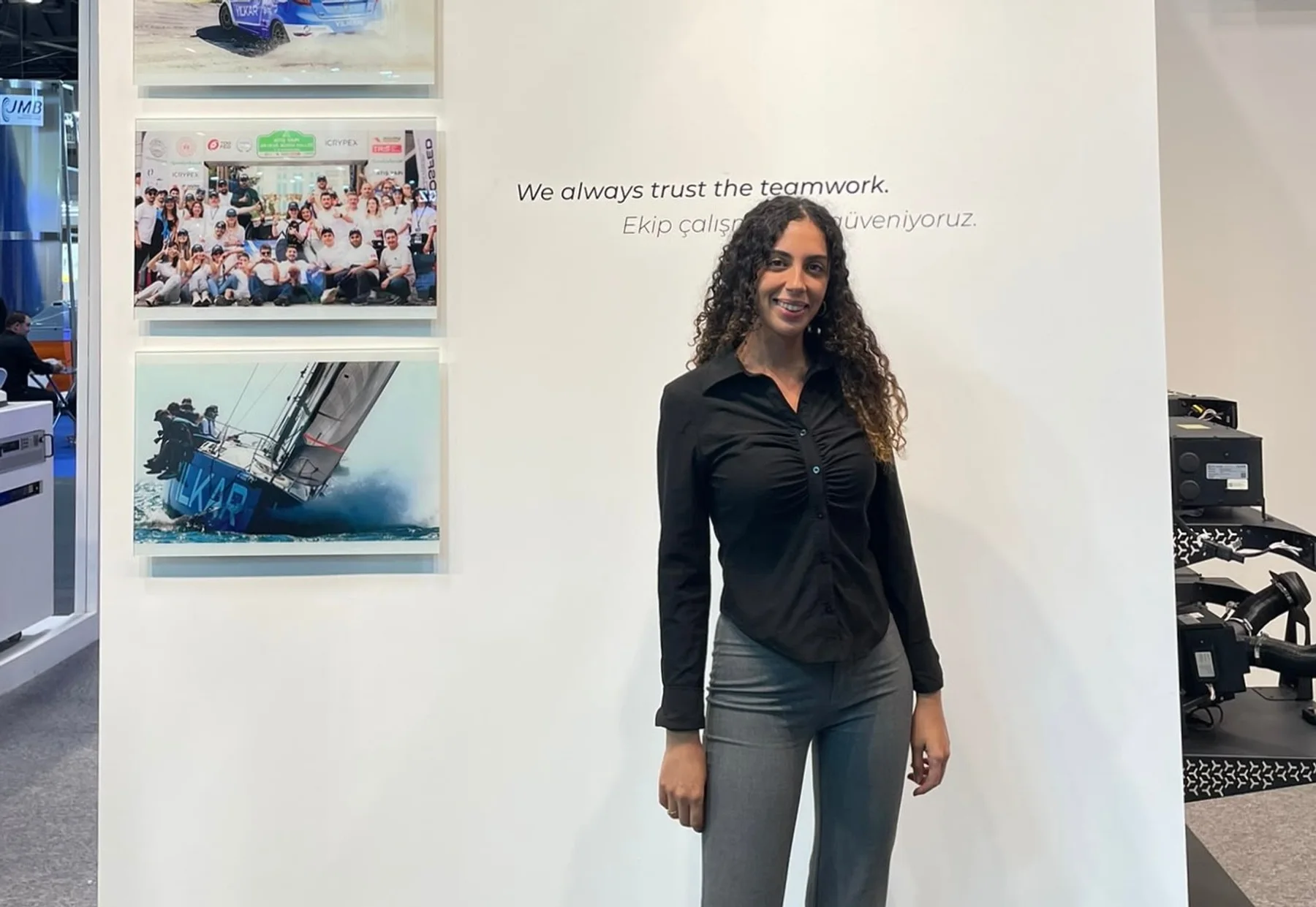 Azafata de Grupo Picolín en el stand de una empresa en una feria
