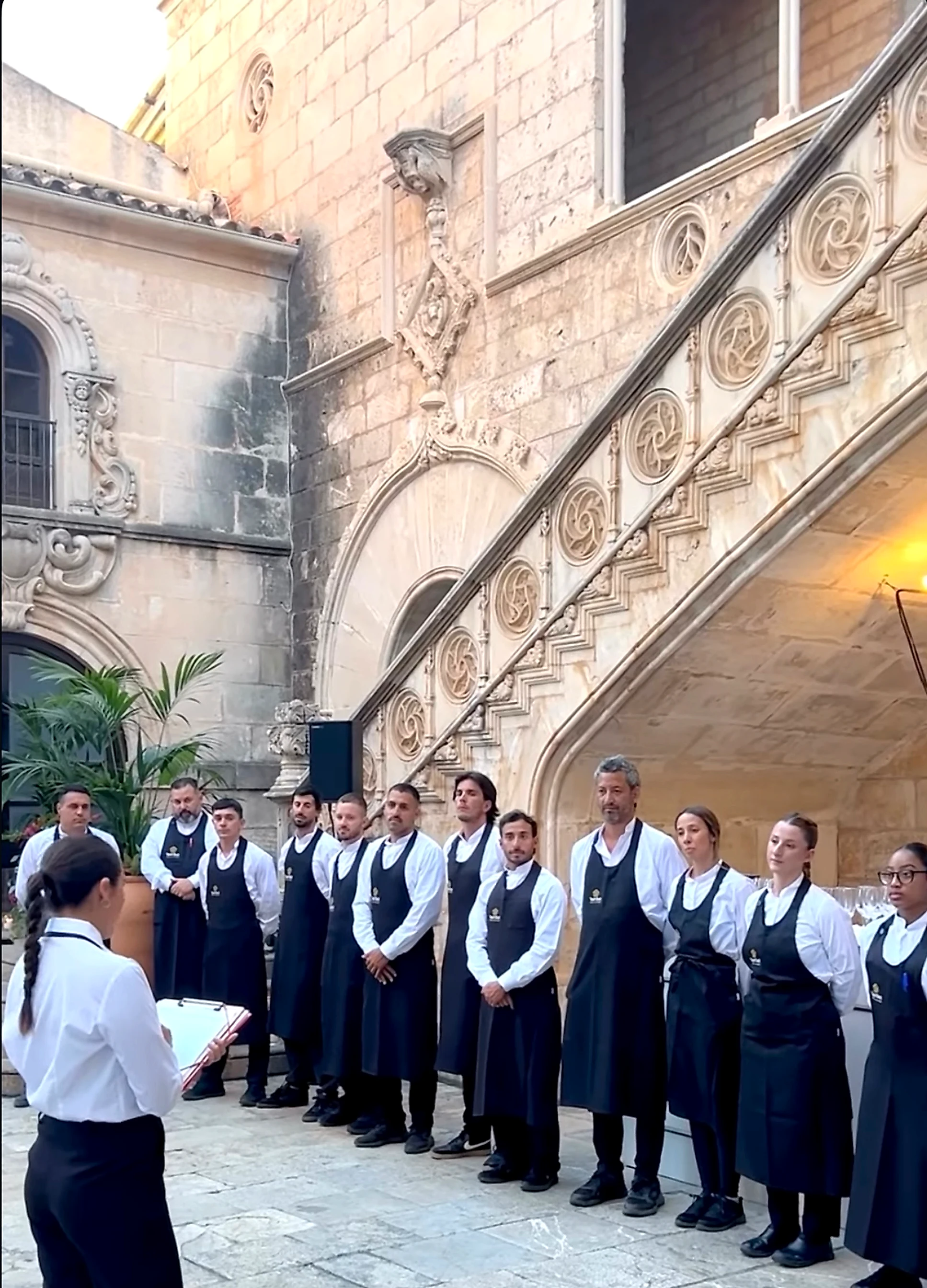 Briefing al equipo de Grupo Picolín antes de un evento en el patio de un edificio histórico