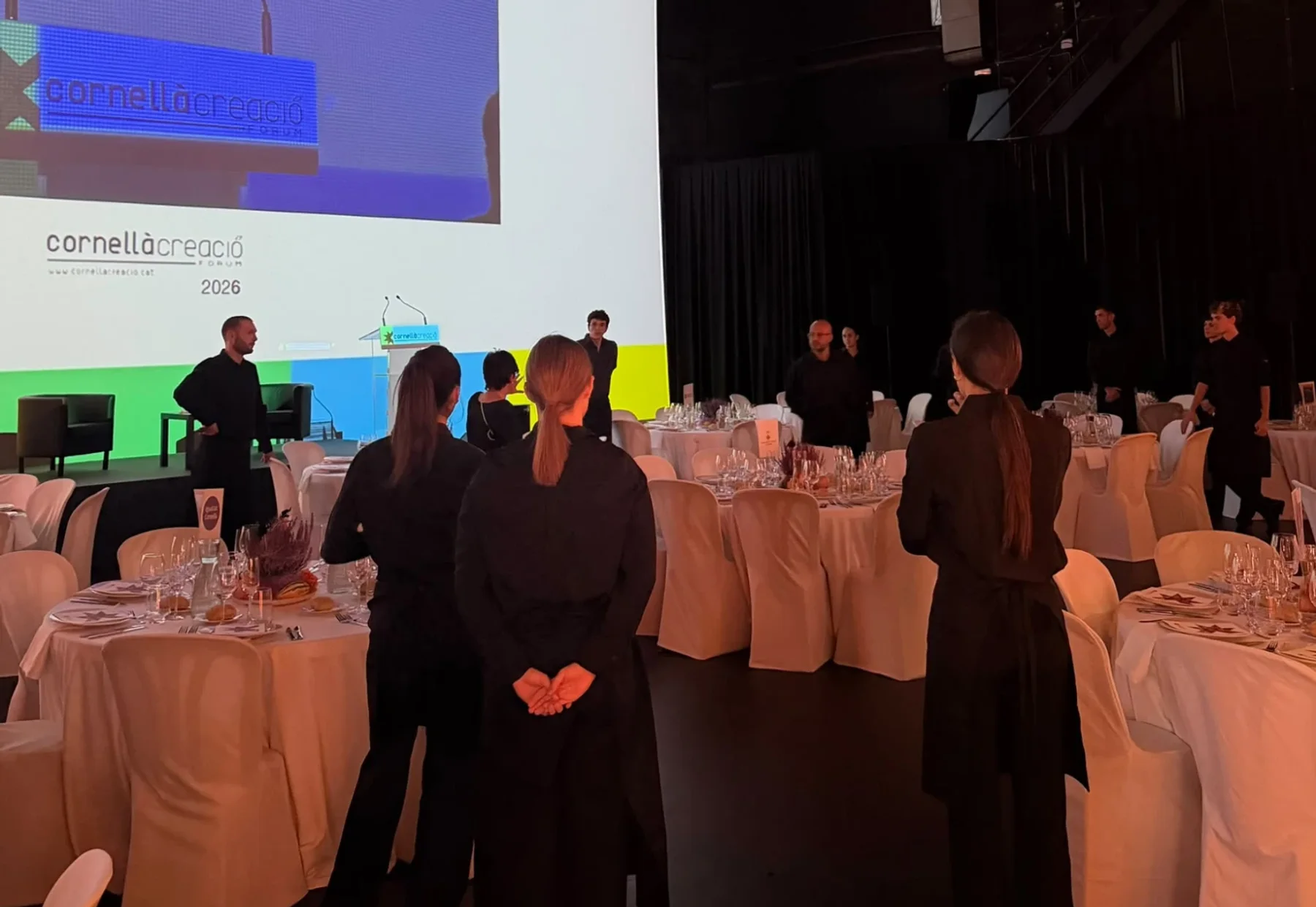 Equipo de Grupo Picolín preparado en la sala antes de una comida de empresa en un auditorio