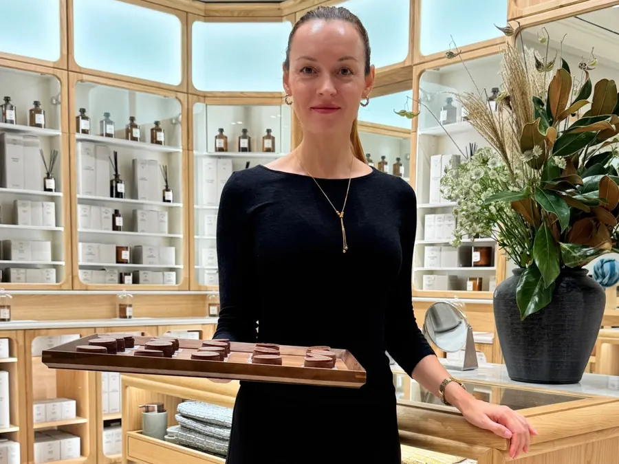 Azafata de Grupo Picolín con bandeja de bombones en una tienda