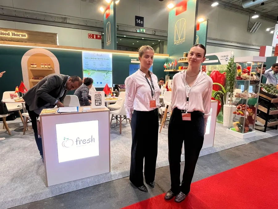 Dos azafatas con acreditación en un stand de feria