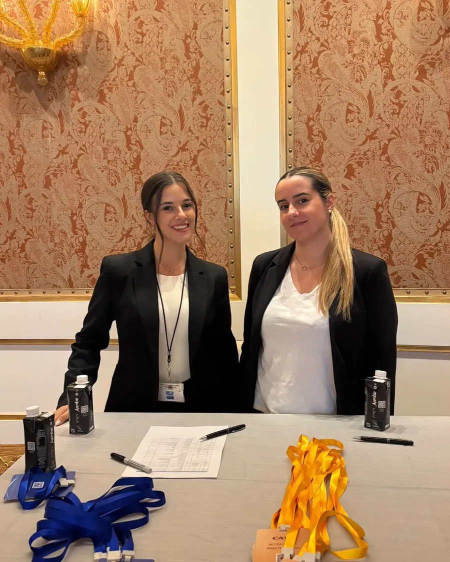 Dos azafatas de Grupo Picolín en el mostrador de acreditaciones de un evento de empresa
