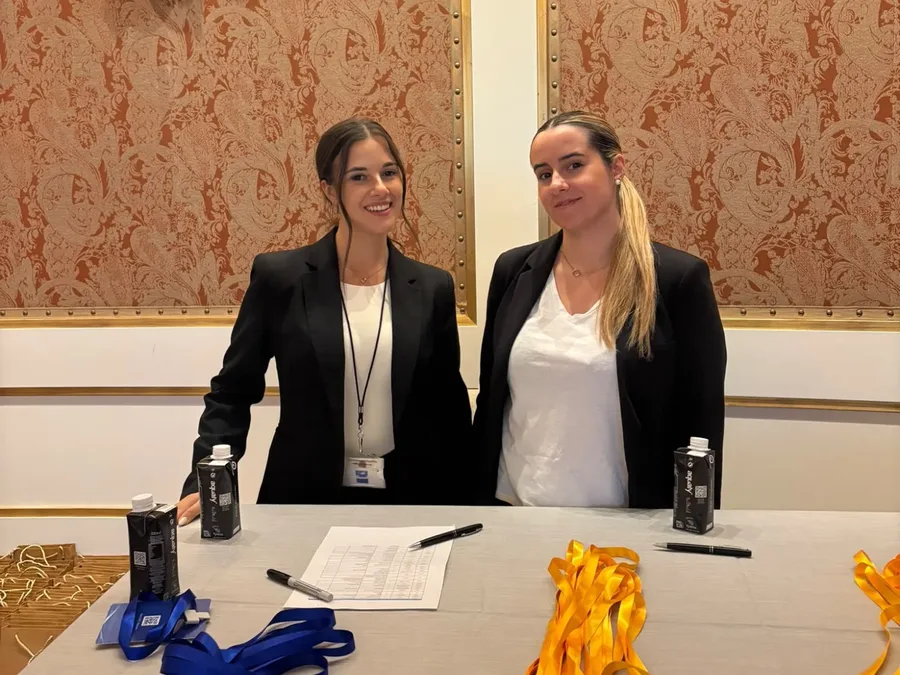 Dos azafatas de Grupo Picolín en el mostrador de acreditaciones de un evento de empresa