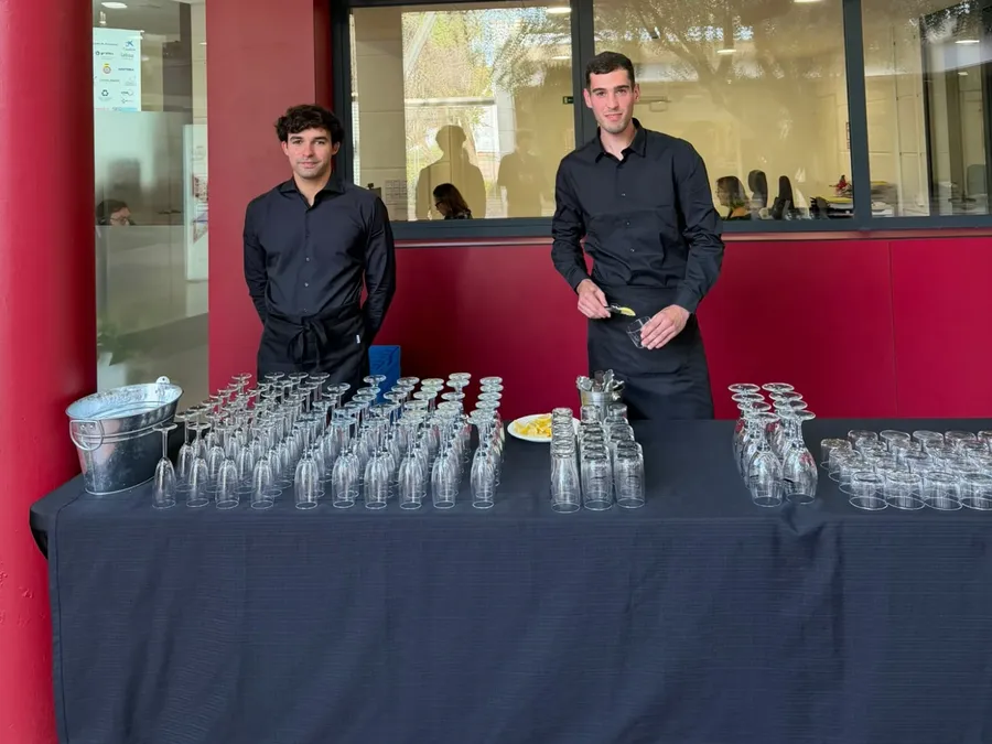Dos bartenders de Grupo Picolín preparando la barra de copas en un evento de empresa