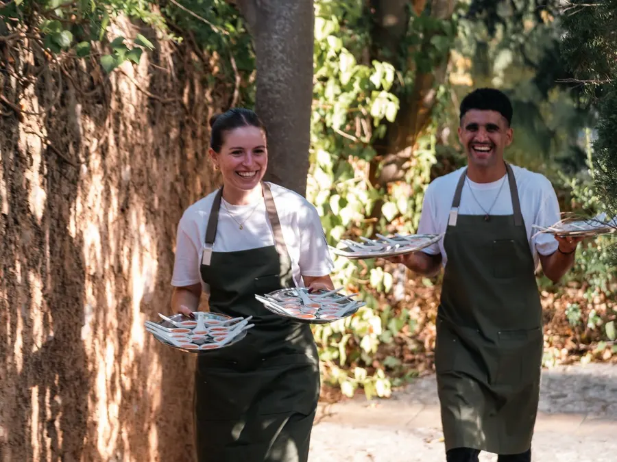 Camareros sirviendo cucharitas de aperitivo en una finca
