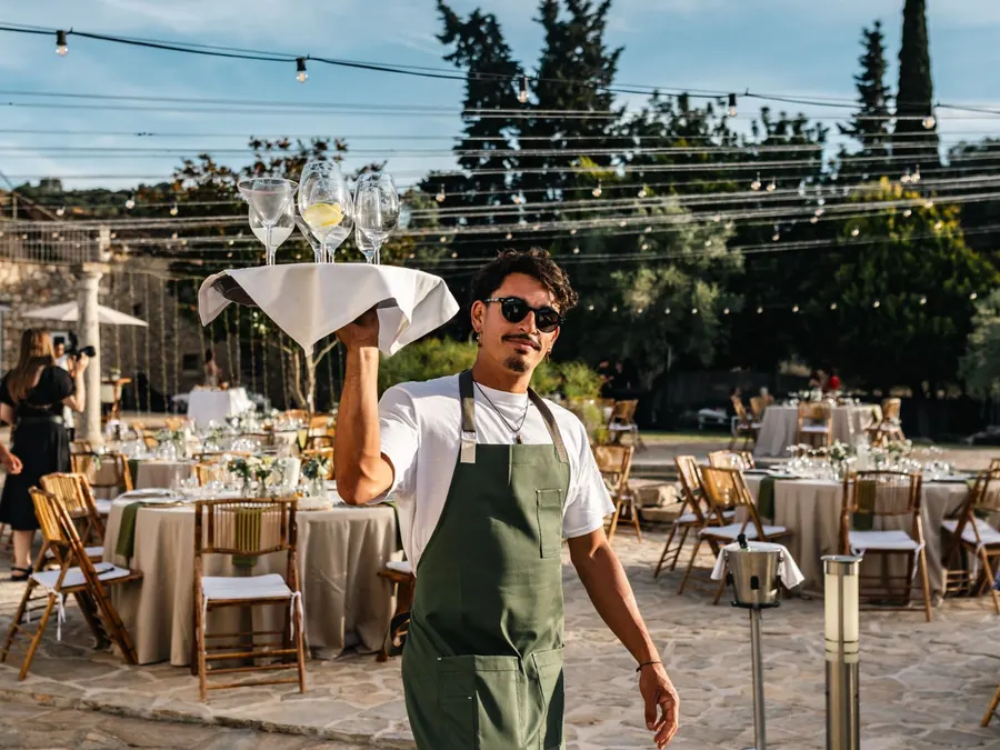 Camarero con bandeja de copas en una boda al aire libre