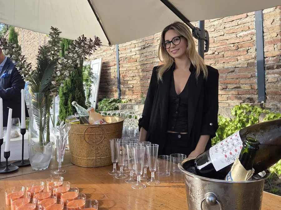 Camarera en la barra de bienvenida de un evento