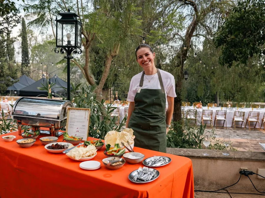 Camarera atendiendo una mesa de aperitivos en una boda