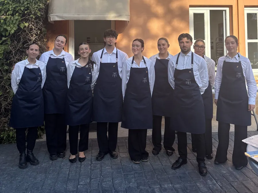 Equipo de camareros uniformado antes de un servicio