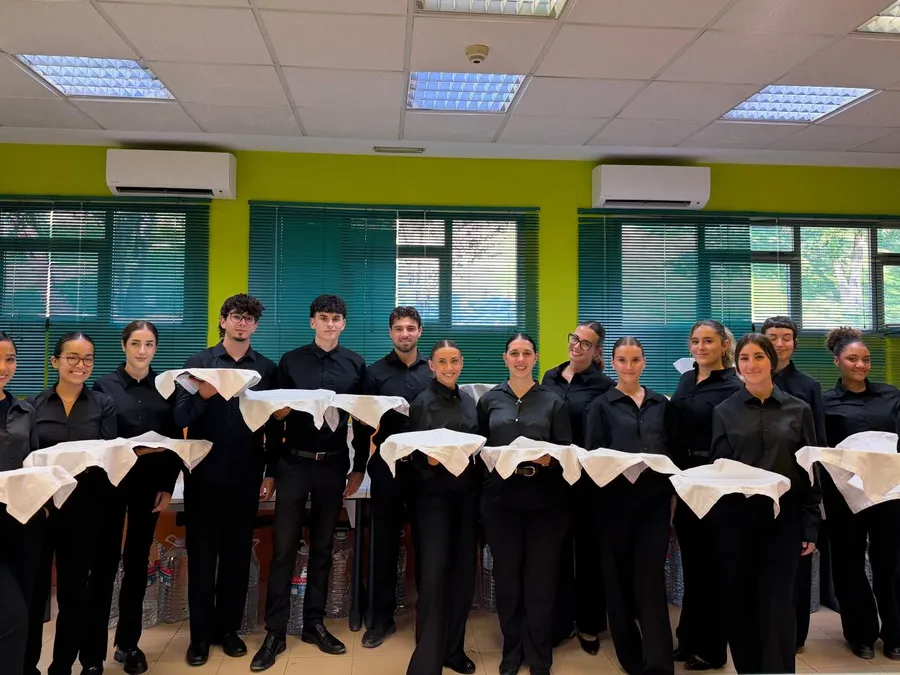 Equipo de camareros de Grupo Picolín uniformado de negro con sus bandejas