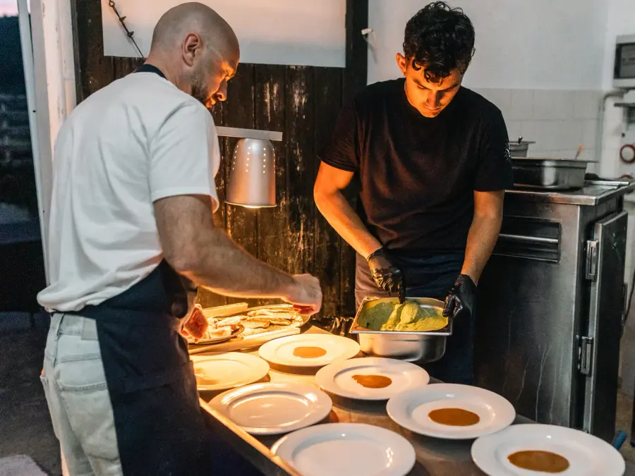 Personal de cocina emplatando en un evento