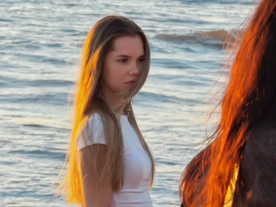 Modelo de Grupo Picolín en la playa al atardecer durante el rodaje de una campaña para OPPO