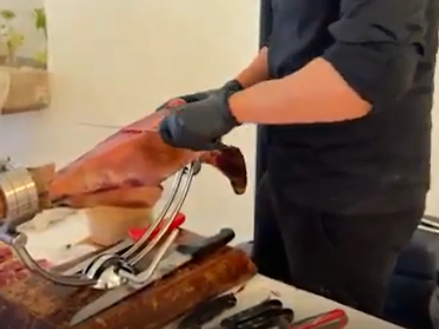 Cortador de jamón de Grupo Picolín cortando a cuchillo en un evento