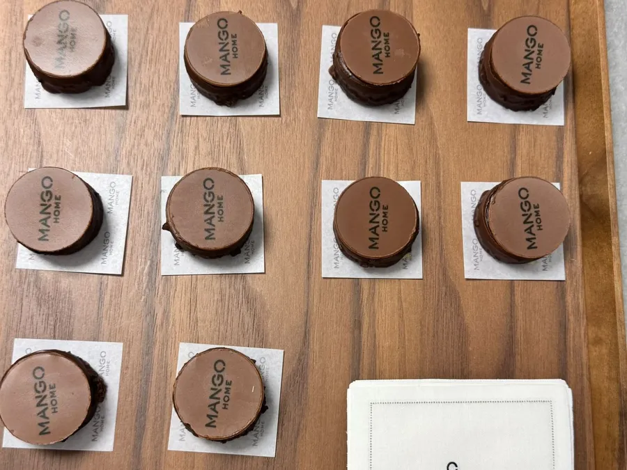Bandeja de bombones personalizados con el logo de Mango Home en una presentación de marca