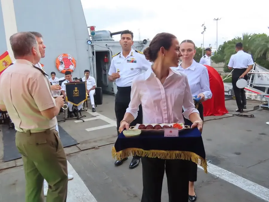 Camarera de Grupo Picolín sirviendo con bandeja en un acto